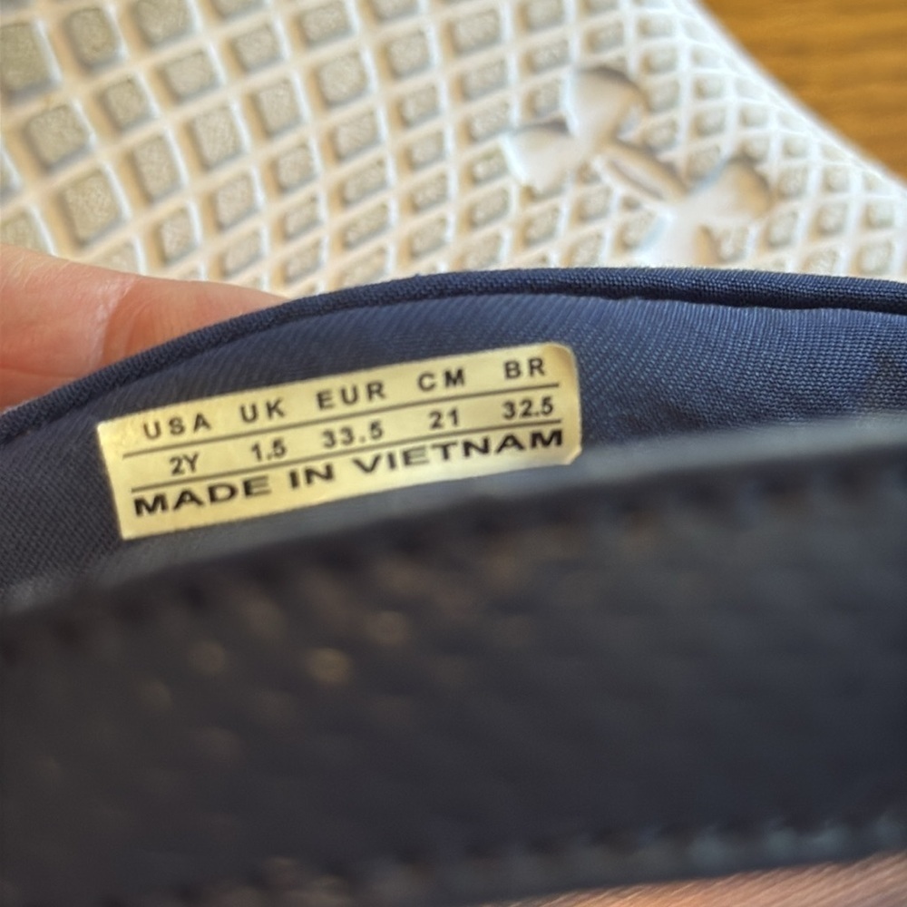 Under Armour Blue and Pink Sporty
4D foam sandal flip flops youth size 2 - Picture 5 of 6
